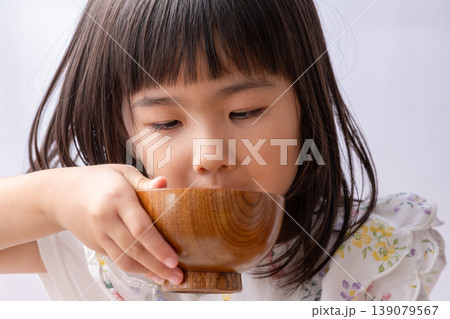 食事をする幼い女の子 食事をする幼い女の子 139079567