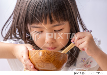 食事をする幼い女の子 食事をする幼い女の子 139079568