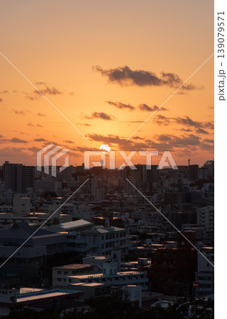 オレンジ色の夕焼けと都会の街 139079571