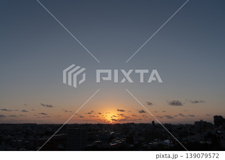 オレンジ色の夕焼けと都会の街 オレンジ色の夕焼けと都会の街 139079572