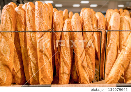 金属製のラックに立てて陳列された大量のバゲット 139079645