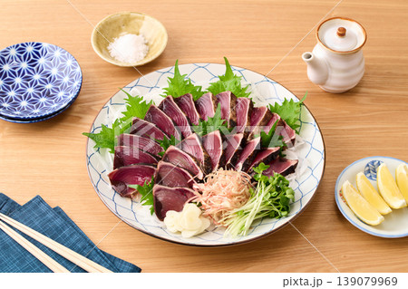 大皿に盛り付けた鰹の藁焼き 139079969