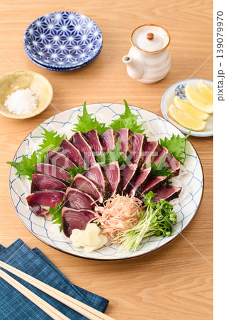 大皿に盛り付けた鰹の藁焼き 139079970
