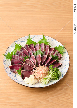 大皿に盛り付けた鰹の藁焼き 大皿に盛り付けた鰹の藁焼き 139079971