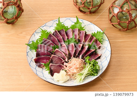 大皿に盛り付けた鰹の藁焼き 139079973