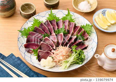 大皿に盛り付けた鰹の藁焼き 大皿に盛り付けた鰹の藁焼き 139079974
