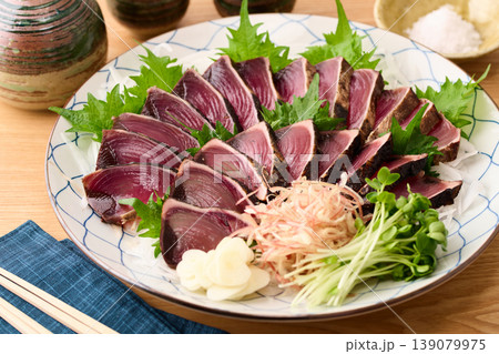 大皿に盛り付けた鰹の藁焼き 139079975