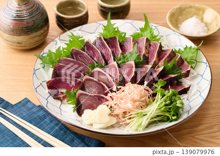 大皿に盛り付けた鰹の藁焼き 大皿に盛り付けた鰹の藁焼き 139079976
