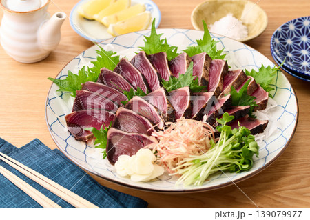 大皿に盛り付けた鰹の藁焼き 139079977