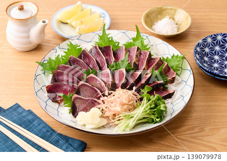 大皿に盛り付けた鰹の藁焼き 139079978