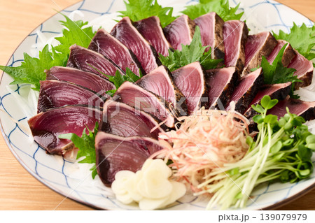 大皿に盛り付けた鰹の藁焼き 139079979
