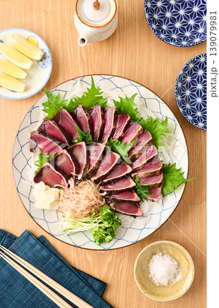 大皿に盛り付けた鰹の藁焼き 139079981