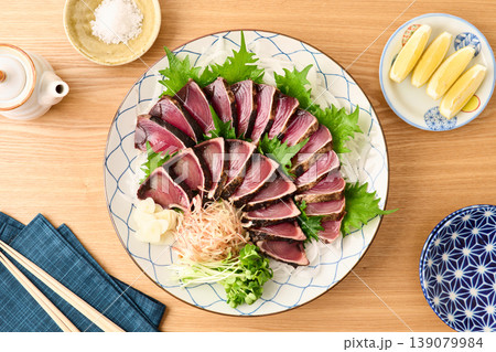 大皿に盛り付けた鰹の藁焼き 大皿に盛り付けた鰹の藁焼き 139079984