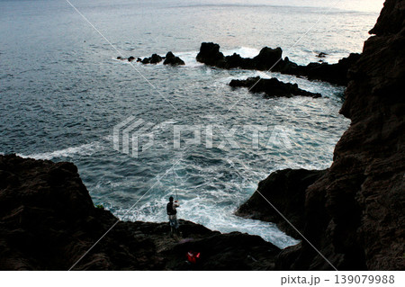 夕暮れ時からがベストタイムになる真鶴半島の磯釣り 夕暮れ時からがベストタイムになる真鶴半島の磯釣り 139079988