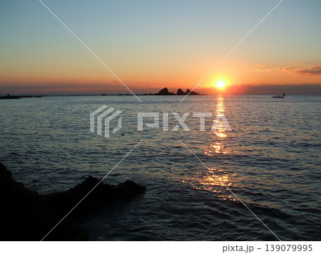榊ヶ下の地磯から見る三ツ石と沈みゆく夕日 榊ヶ下の地磯から見る三ツ石と沈みゆく夕日 139079995