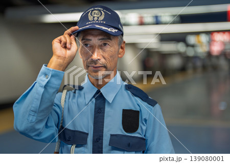 警備員 シニア男性 空港 警備員 シニア男性 空港 139080001