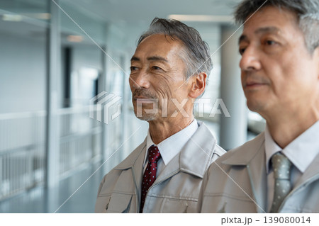 作業着を着たシニアの男性 139080014