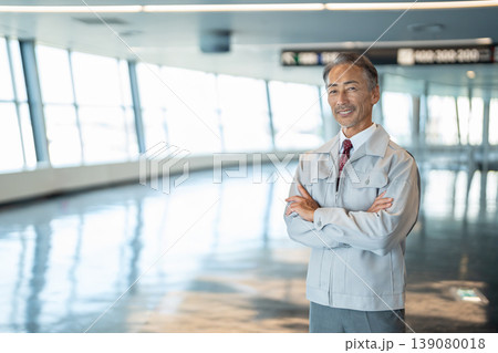 腕組みする作業服のシニア男性 腕組みする作業服のシニア男性 139080018