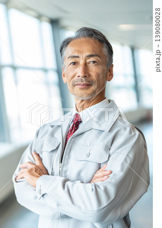 作業服を着たシニア男性 139080028