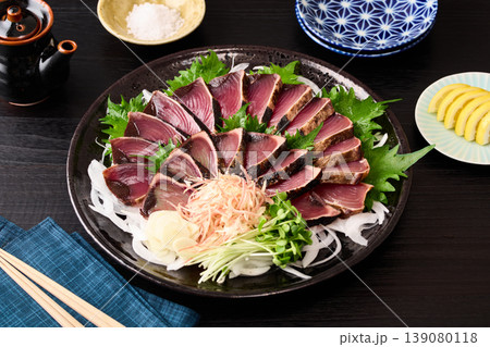 大皿に盛り付けた鰹の藁焼き 139080118