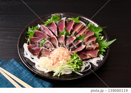 大皿に盛り付けた鰹の藁焼き 139080119