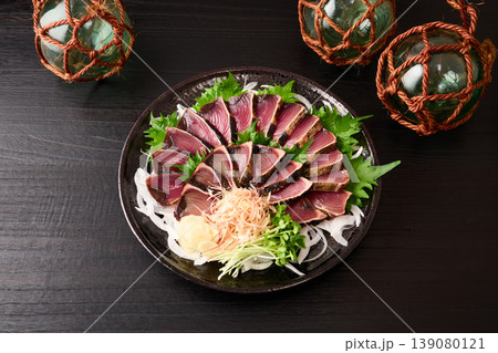 大皿に盛り付けた鰹の藁焼き 139080121