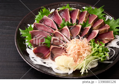 大皿に盛り付けた鰹の藁焼き 139080126