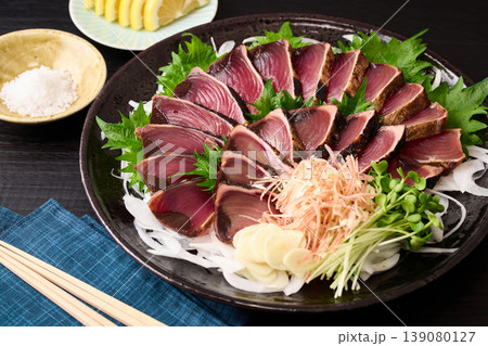 大皿に盛り付けた鰹の藁焼き 大皿に盛り付けた鰹の藁焼き 139080127