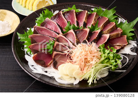 大皿に盛り付けた鰹の藁焼き 139080128