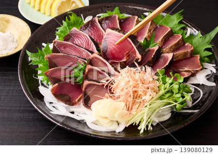 大皿に盛り付けた鰹の藁焼き 139080129