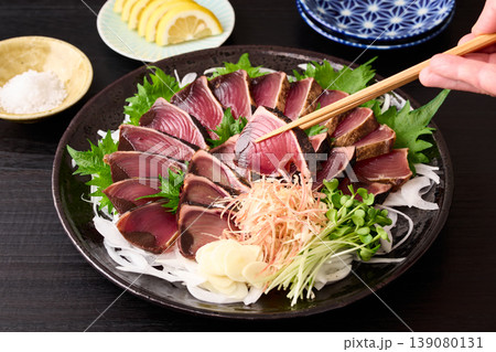 大皿に盛り付けた鰹の藁焼き 139080131