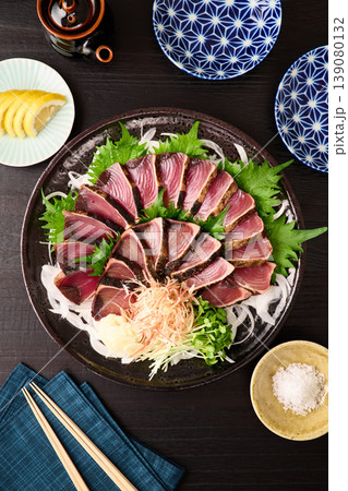 大皿に盛り付けた鰹の藁焼き 大皿に盛り付けた鰹の藁焼き 139080132