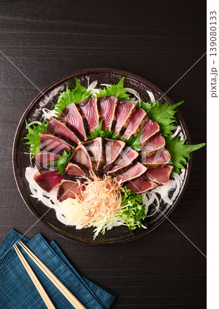 大皿に盛り付けた鰹の藁焼き 139080133