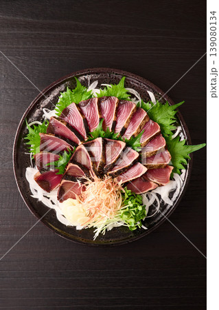 大皿に盛り付けた鰹の藁焼き 139080134