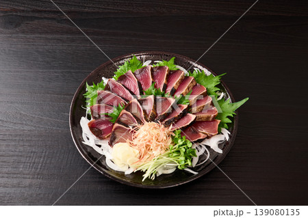 大皿に盛り付けた鰹の藁焼き 139080135