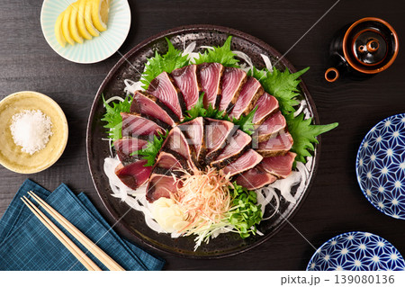 大皿に盛り付けた鰹の藁焼き 139080136