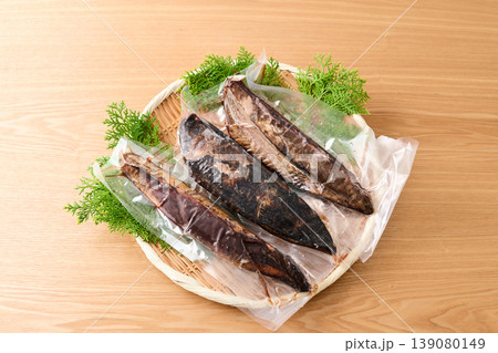 真空パックされた鰹の藁焼き　解凍品　 139080149
