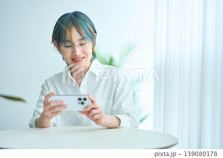 スマートフォンの画面を見る女性 スマートフォンの画面を見る女性 139080178