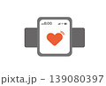 心拍数を表示しているスマートウォッチ 139080397