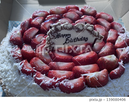 いちごが沢山のお誕生日ケーキ いちごが沢山のお誕生日ケーキ 139080406