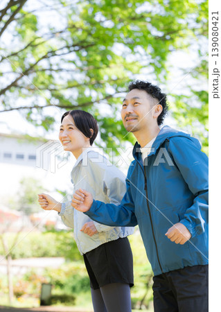新緑の公園でウォーキングやランニングのスポーツが楽しいミドル夫婦の横顔 健康的(ヘルスケア) 新緑の公園でウォーキングやランニングのスポーツが楽しいミドル夫婦の横顔 健康的(ヘルスケア) 139080421