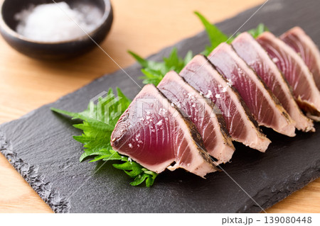 粗塩を添えた鰹の藁焼き 粗塩を添えた鰹の藁焼き 139080448