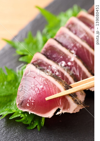 粗塩を添えた鰹の藁焼き 139080451