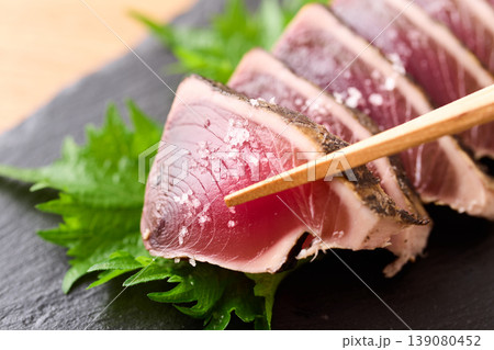 粗塩を添えた鰹の藁焼き 139080452