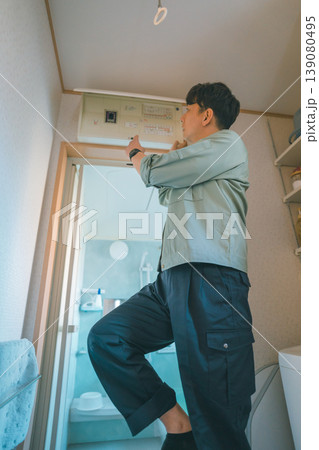 分電盤の点検をする業者 分電盤の点検をする業者 139080495