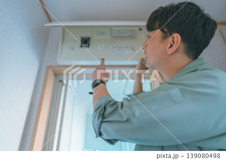 漏電ブレーカーを指差す 漏電ブレーカーを指差す 139080498