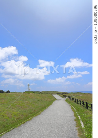 夏の青空と白い雲 139080596