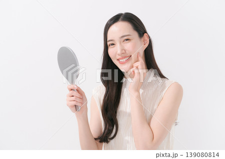 鏡を見て微笑む女性 139080814