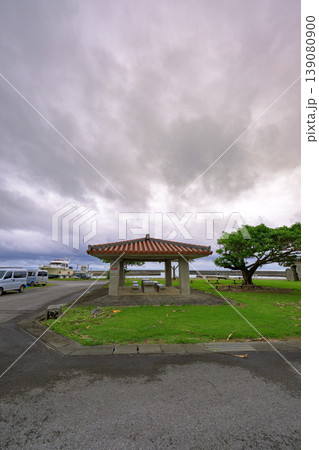 曇り空と海辺の静けさが心に残る石垣島の港の梅雨の風景 曇り空と海辺の静けさが心に残る石垣島の港の梅雨の風景 139080900