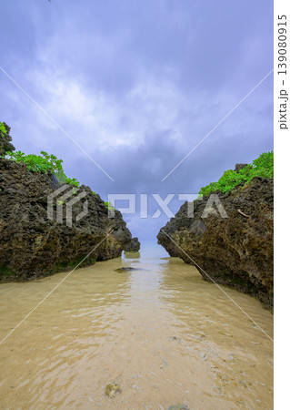 奇岩に囲まれた静かな海へ続く石垣島の幻想的な海岸風景 奇岩に囲まれた静かな海へ続く石垣島の幻想的な海岸風景 139080915